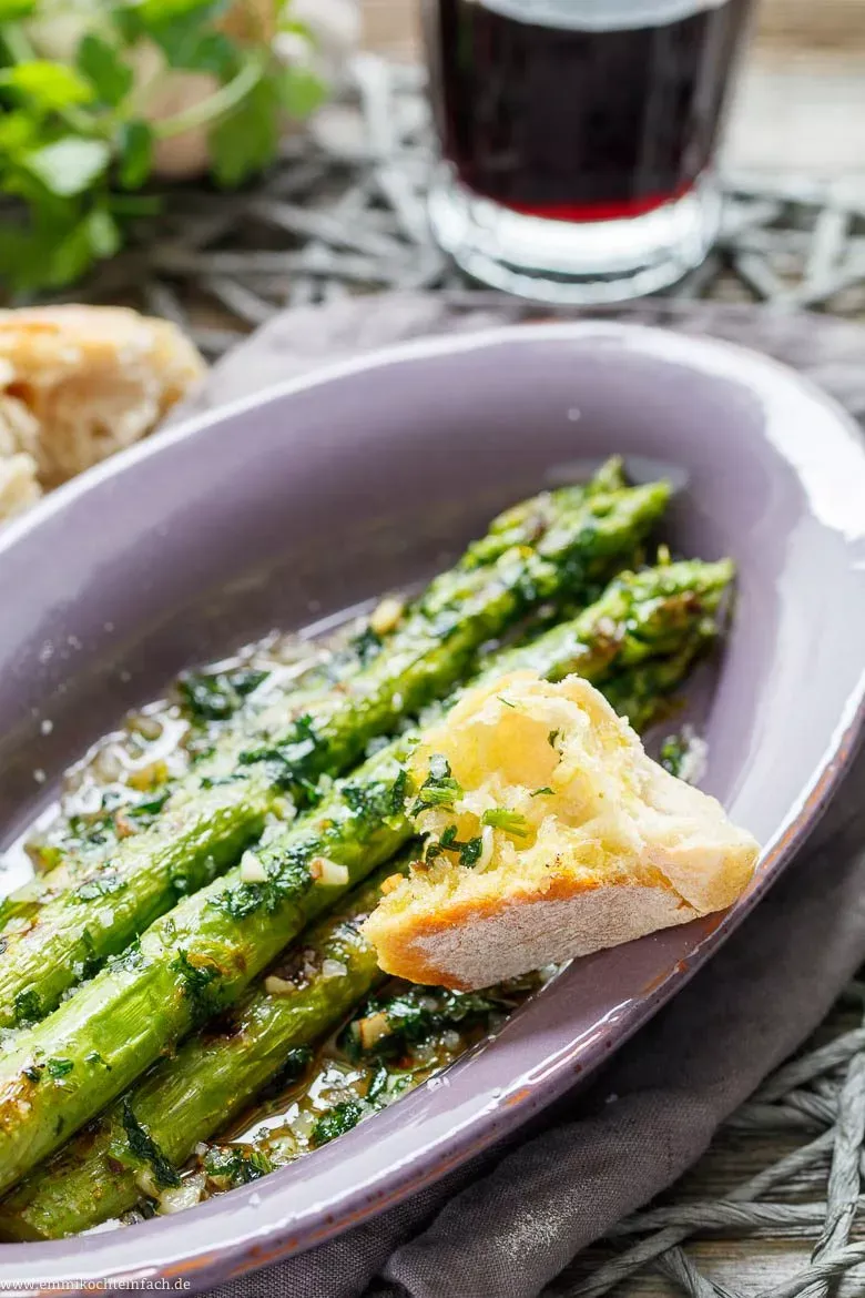 Brot zum grünen Tapas-Spargel