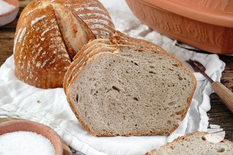 Brotbacken im Römertopf