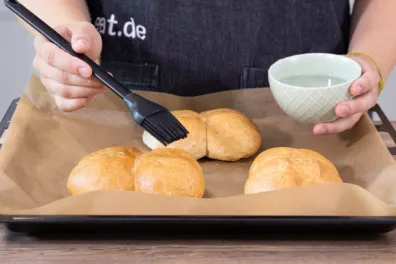 Brötchen befeuchten für Mikrowelle oder Backofen