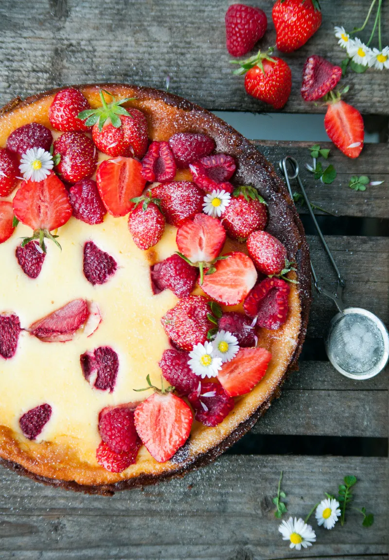 Brownie Käsekuchen mit Himbeeren und Erdbeeren als besondere Kreation