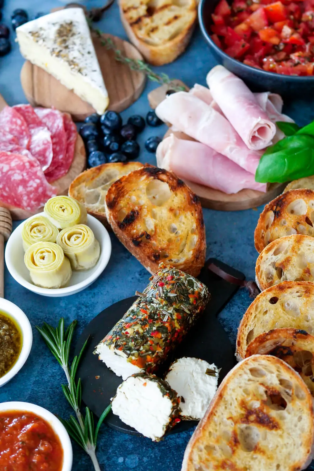 Bruschetta mit Salami, Schinken und Käse für das Silvester-Buffet