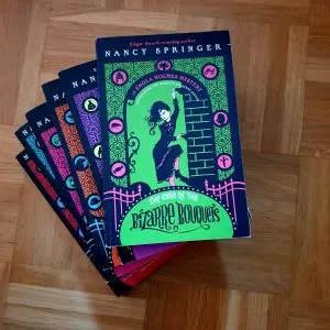 Buchcover des dritten Bandes der Enola Holmes Bücher: &quot;The Case of the Bizarre Bouquets&quot; von Nancy Springer