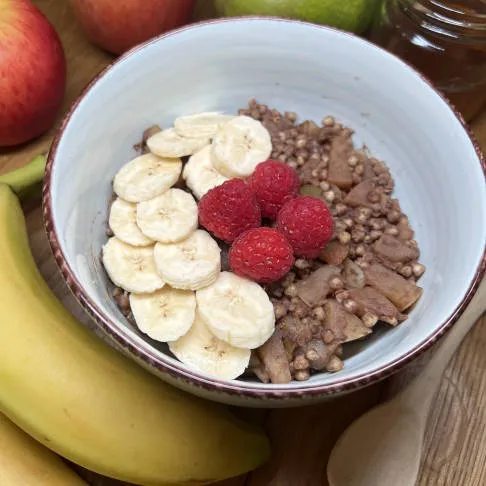 Buchweizen hat antioxidative Eigenschaften und wirkt sich positiv auf den Blutdruck und den Cholesterinspiegel aus – ideal für dieses Buchweizen-Porridge als Arthrose Ernährung Rezept.
