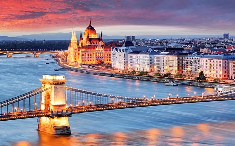 Budapest bei Nacht mit Donau und Parlament
