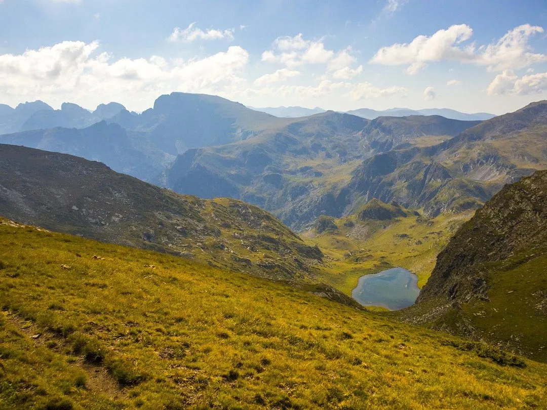 bulgarien berge mit nebel und wald