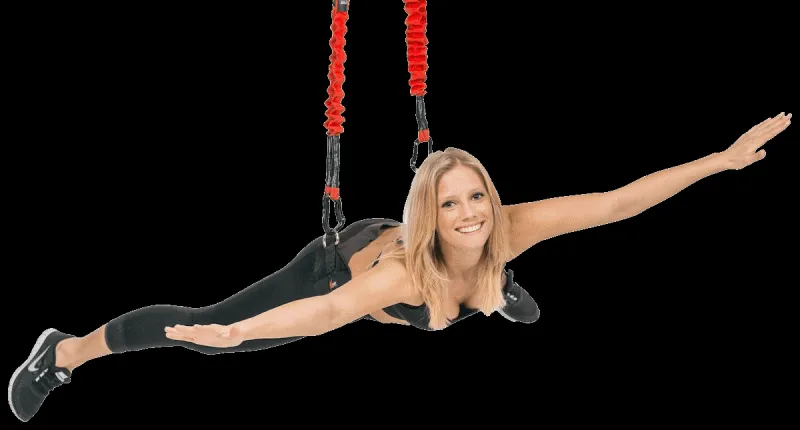 Bungee Fitness mit Frau fliegend