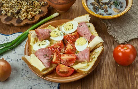 Bunt belegte tschechische Brote (Chlebíčky) als Snack oder Partyhappen