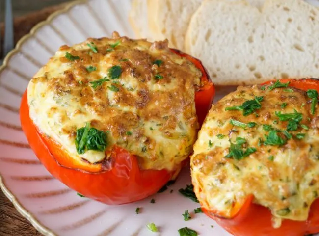 Bunt gefüllte Paprika aus dem Airfryer mit Feta und Lauchzwiebeln, ein schnelles vegetarisches Gericht