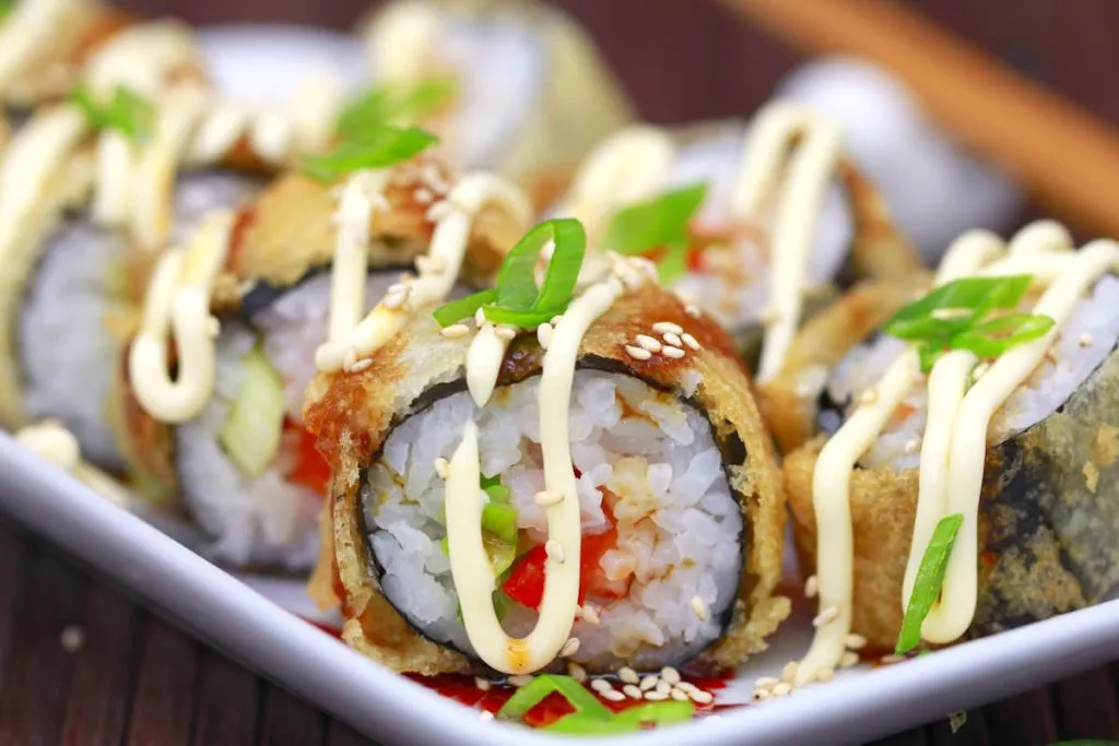 Bunt gefüllte Tempura Sushi Maki Rollen mit knuspriger Panade