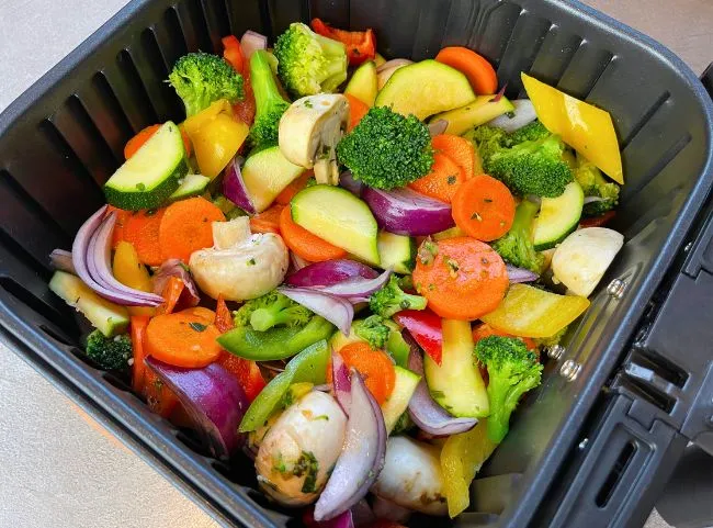 Bunt gemischtes Ofengemüse aus der Heißluftfritteuse