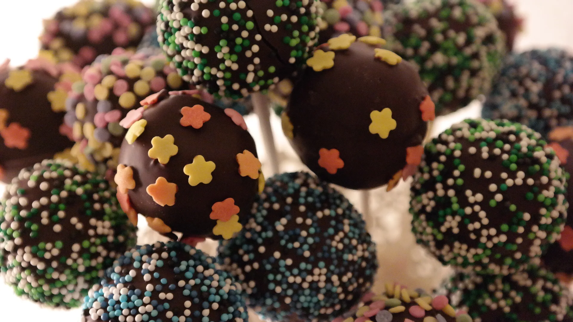 Bunt glasierte und verzierte Schoko-Cake-Pops von Annibackt