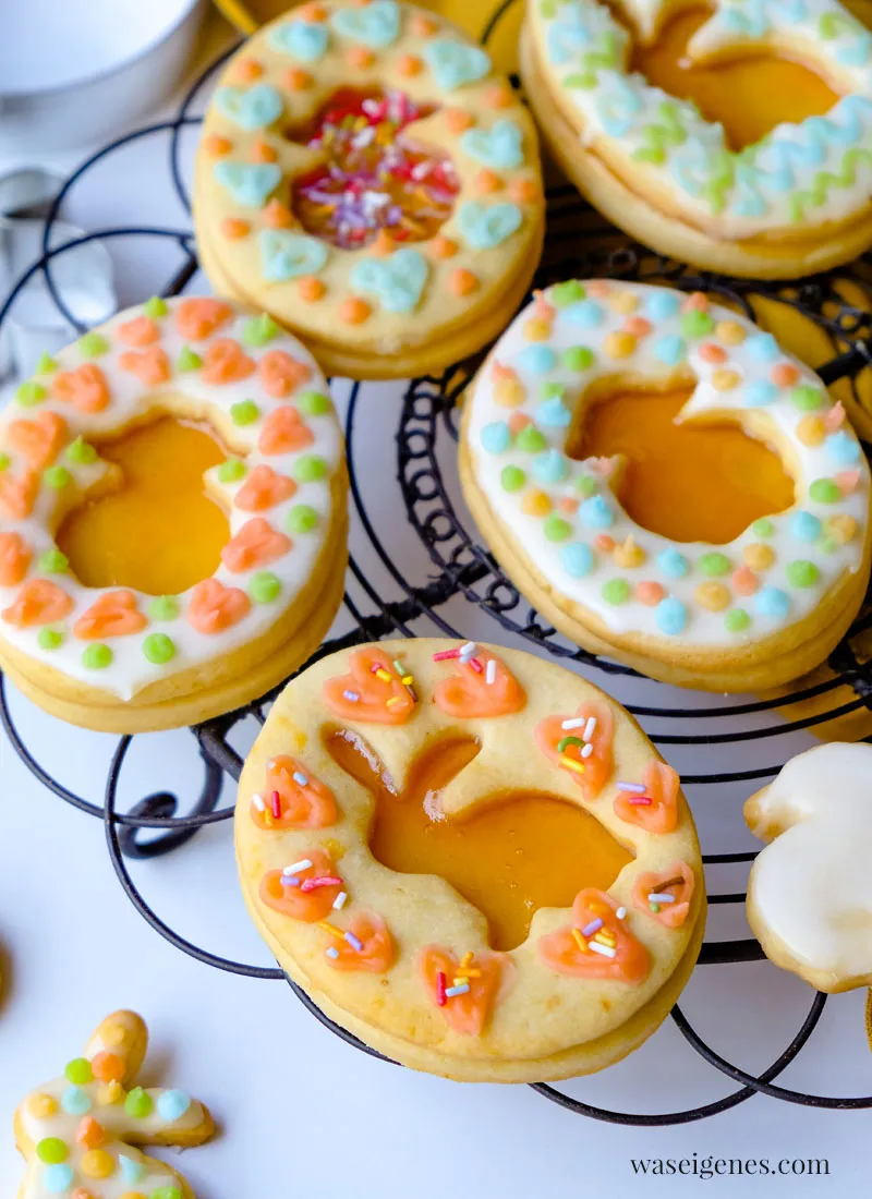 Bunt verzierte Kekse in österlichen Formen mit Zuckerguss