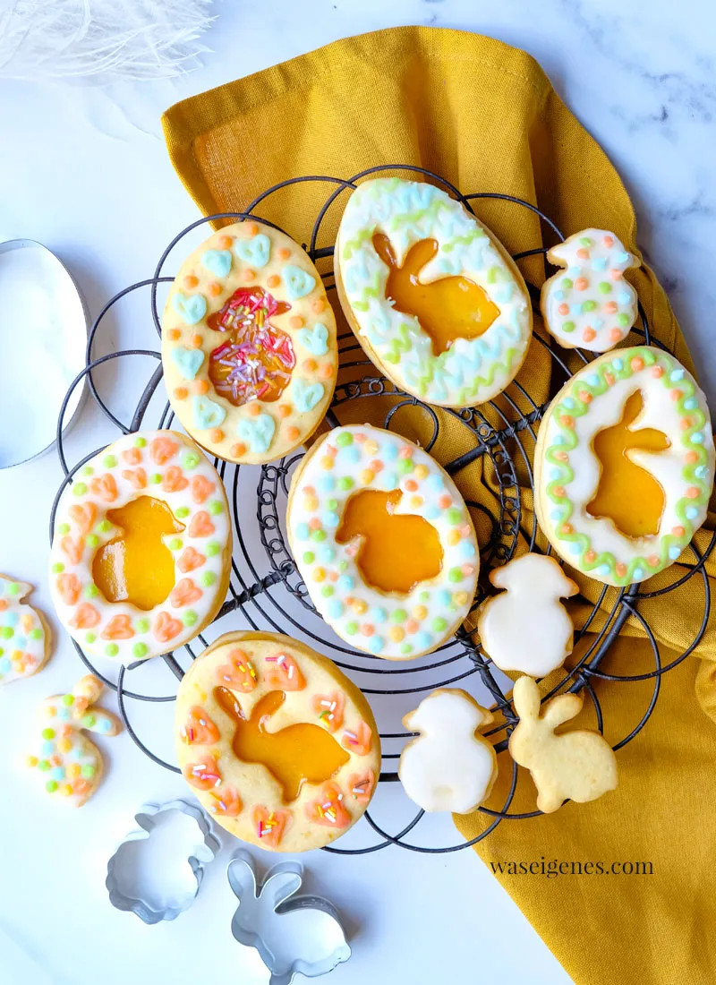 Bunt verzierte Osterkekse mit Zuckerguss als Geschenkidee