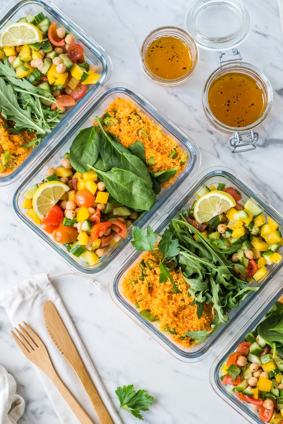 Bunte Couscous-Salat-Mahlzeit in einem Vorratsbehälter