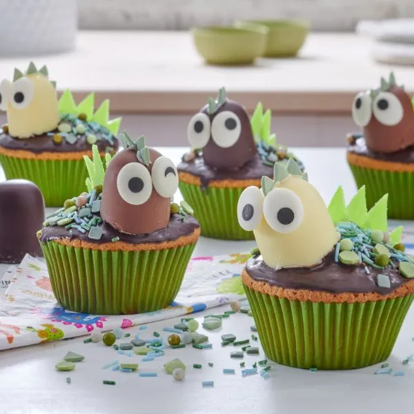 Bunte Dino-Muffins, perfekt für eine Kindergeburtstagsparty