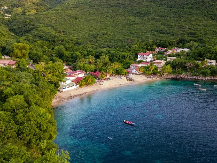 Bunte Fischerboote am Strand von Anse Dufour auf Martinique