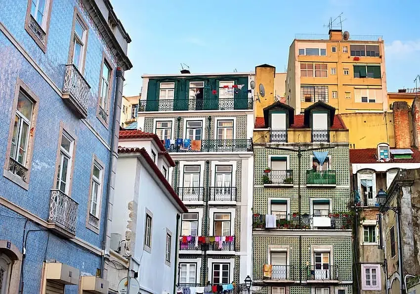 Bunte Fliesen an Hausfassaden in Lissabon