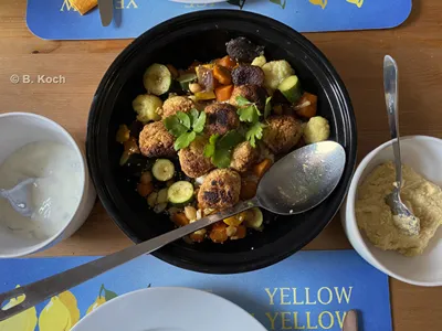 Bunte Gemüsetajine mit Falafel