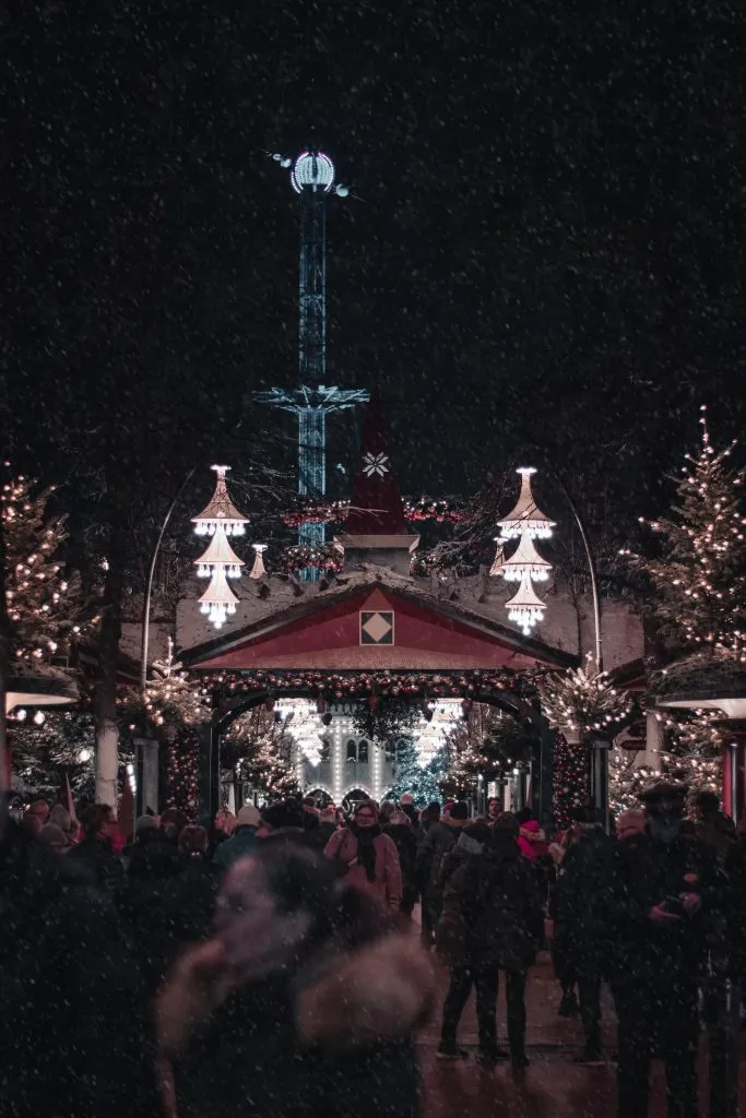 Bunte Häuser am Nyhavn in Kopenhagen, festlich geschmückt zur Weihnachtszeit