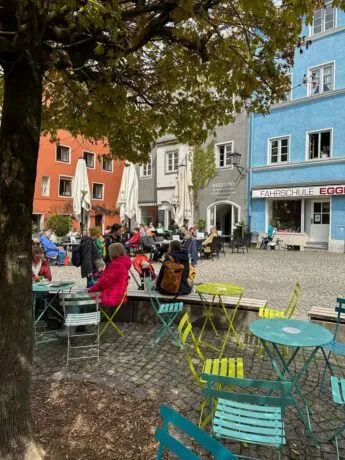 Bunte Häuserfronten: Die charmanten Gebäude entlang des Inns in Wasserburg am Inn