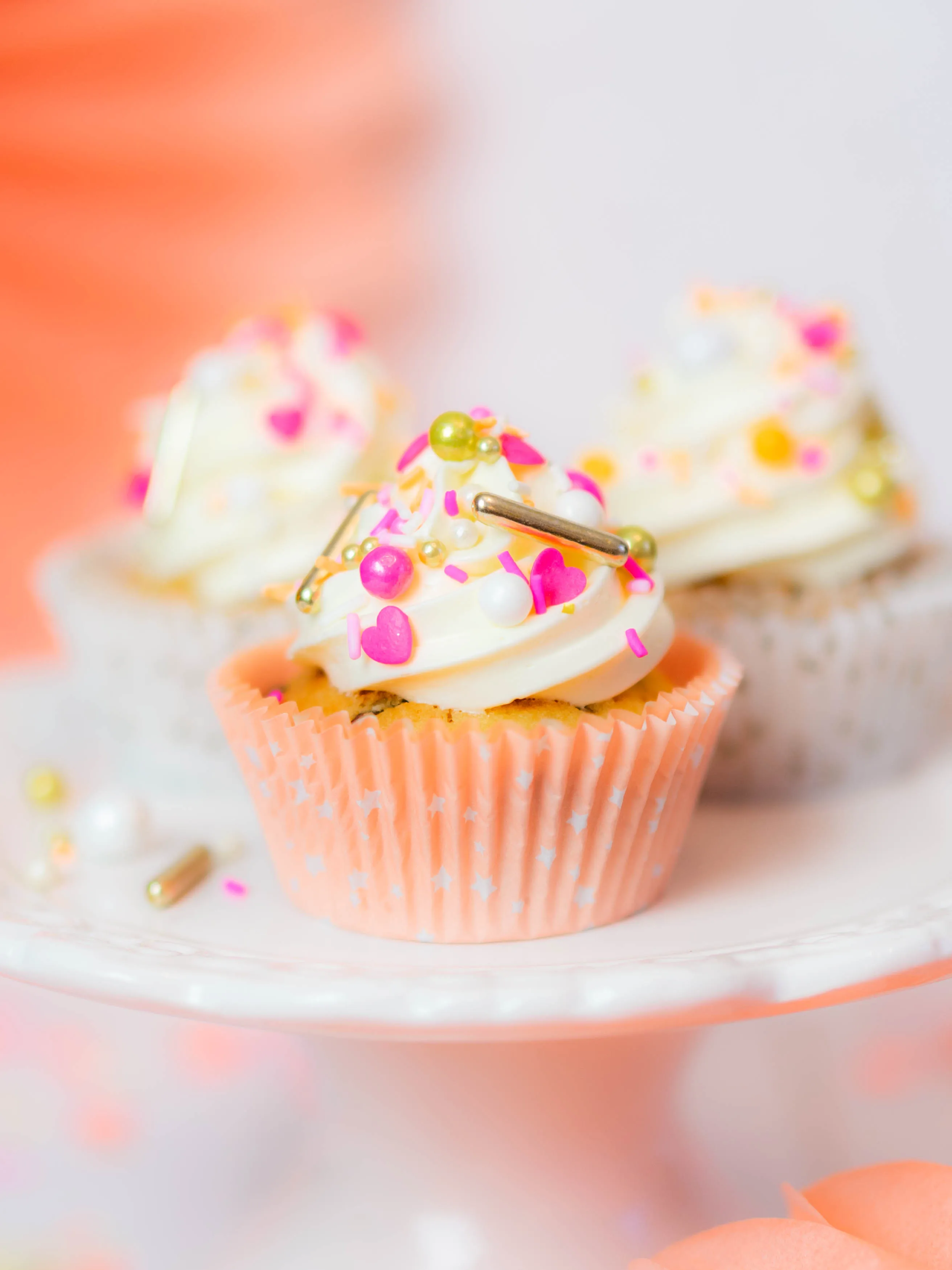 Bunte Muffins mit Streuseln für den Kindergeburtstag