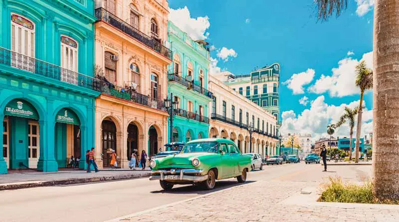 Bunte Oldtimer und koloniale Architektur in Havanna, Kuba, mit karibischem Flair