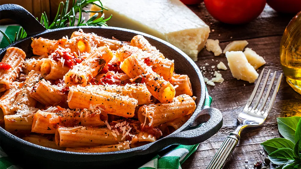 Bunte One-Pot-Pasta mit frischem Gemüse, alles in einem Topf gekocht