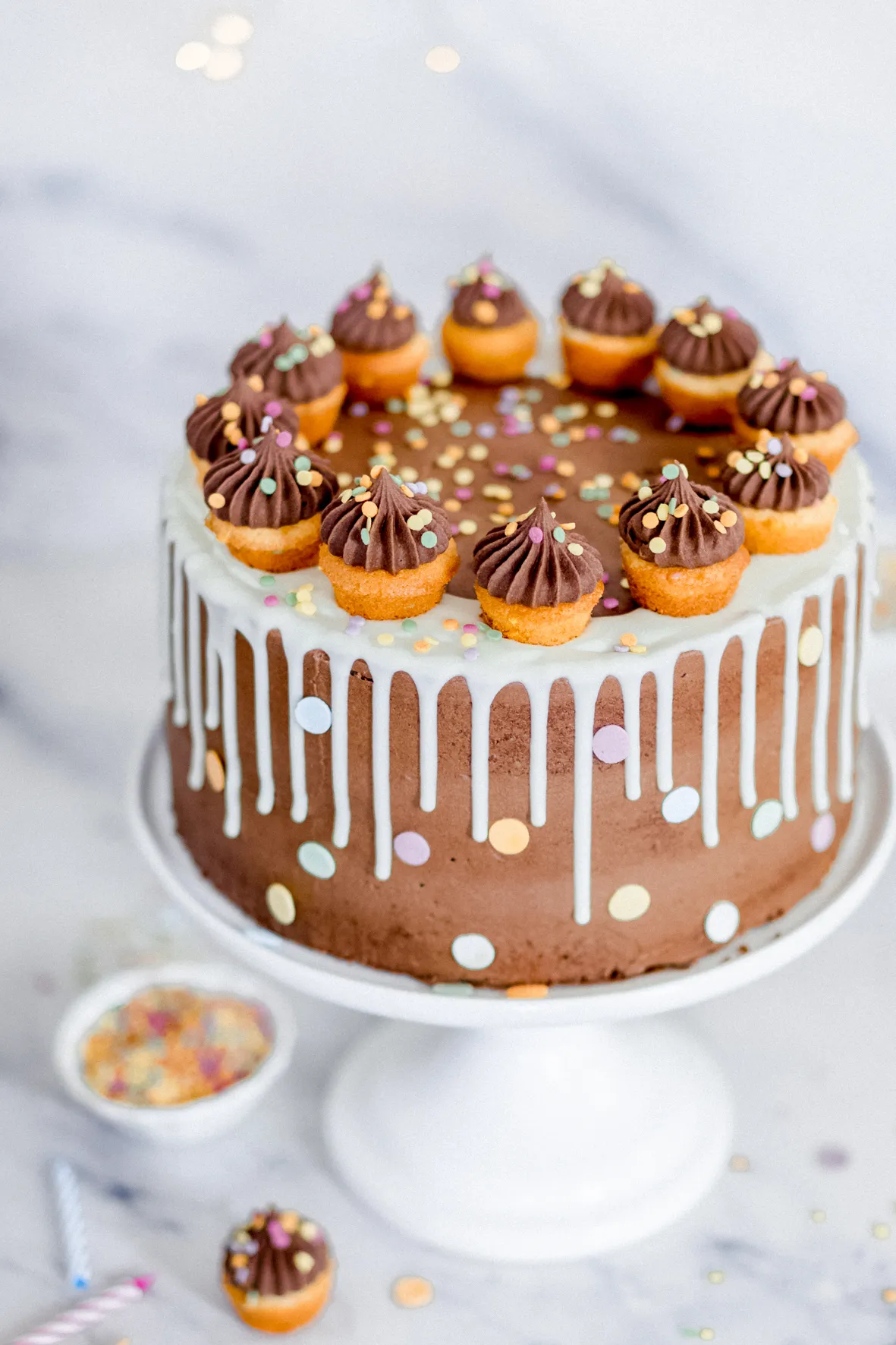 Bunte Sahnetorte für Kindergeburtstag mit Mini-Muffins