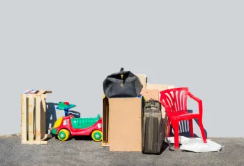 Bunte Sammlung von Materialien wie Stoffen, Fliesen und Farben in einem Materialmarkt