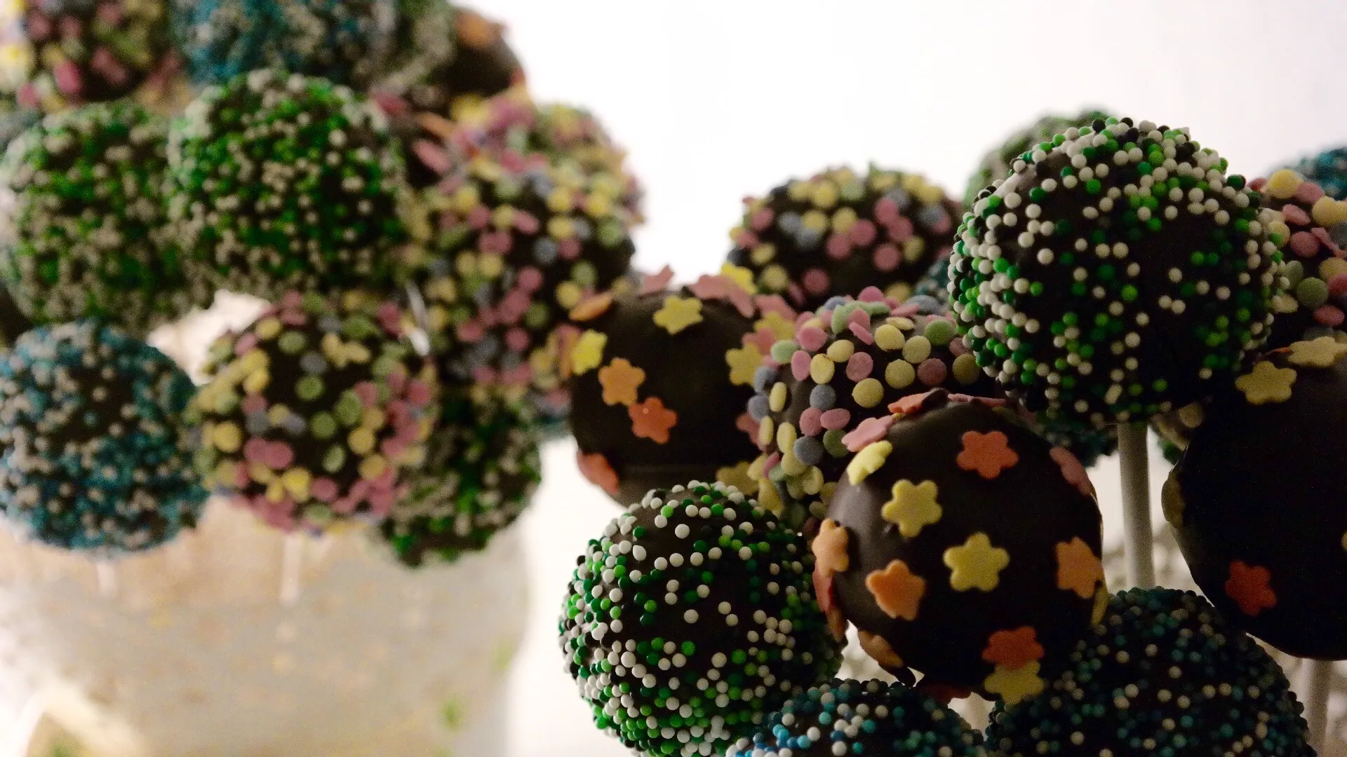 Bunte Schoko-Cake-Pops zum Geburtstag