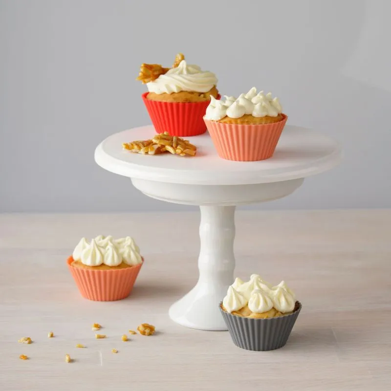 Bunte Silikon-Muffinförmchen auf einer Etagere