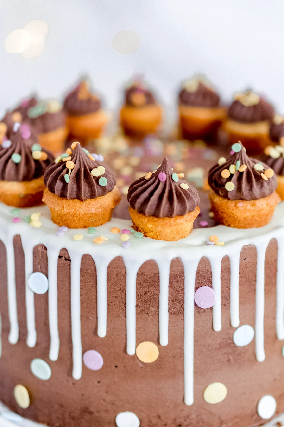 Bunte Streusel und Kerzen auf einer Kindertorte