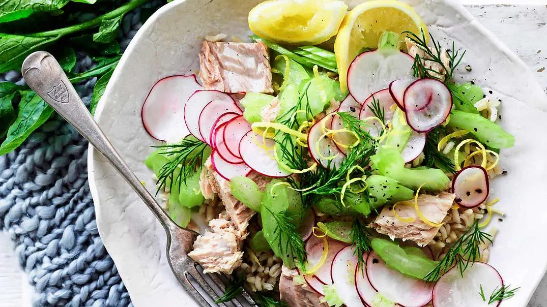 Bunte Thunfisch-Reis-Bowl mit frischem Gemüse, ideal für ein leichtes Mittagessen im Sommer