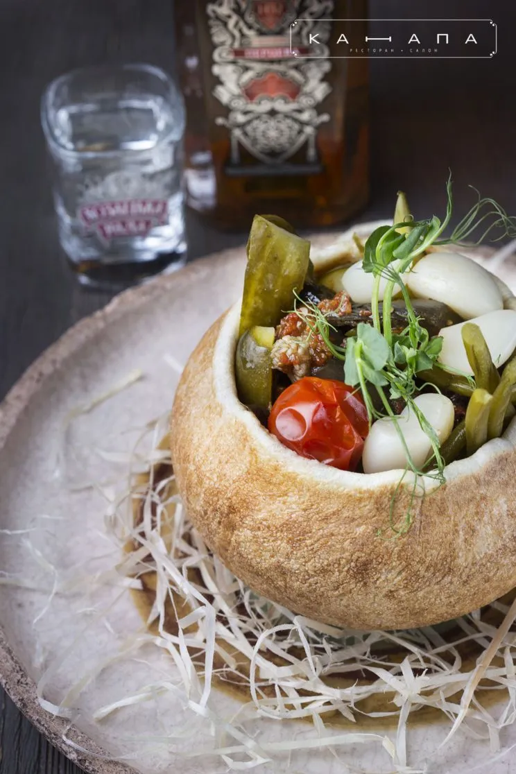 Bunte Vielfalt von eingelegtem Solinnja, wie Gurken, Tomaten und Kohl, traditionelle ukrainische Vorspeise.