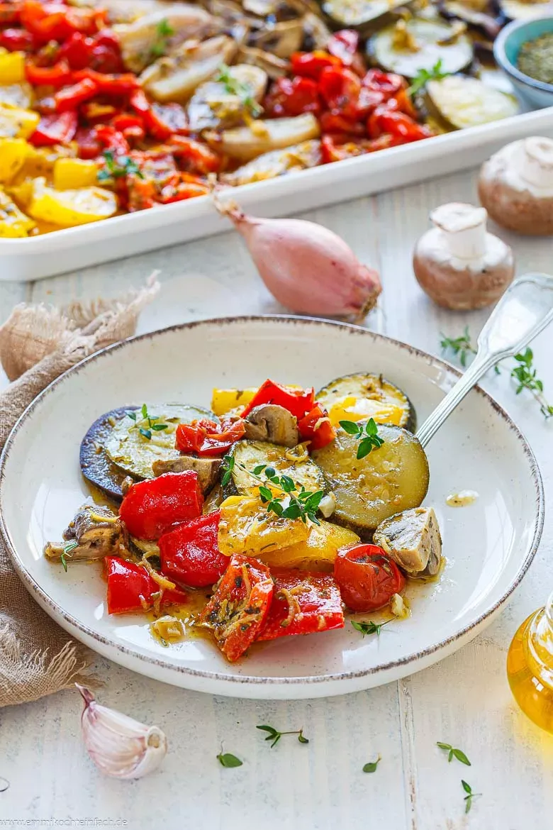 Bunte Vorspeisenplatte mit frisch gebackenem Gemüse