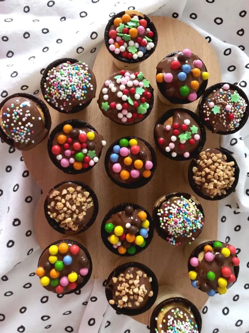 Bunte Waffelbecher Muffins für Kindergeburtstag im Kindergarten