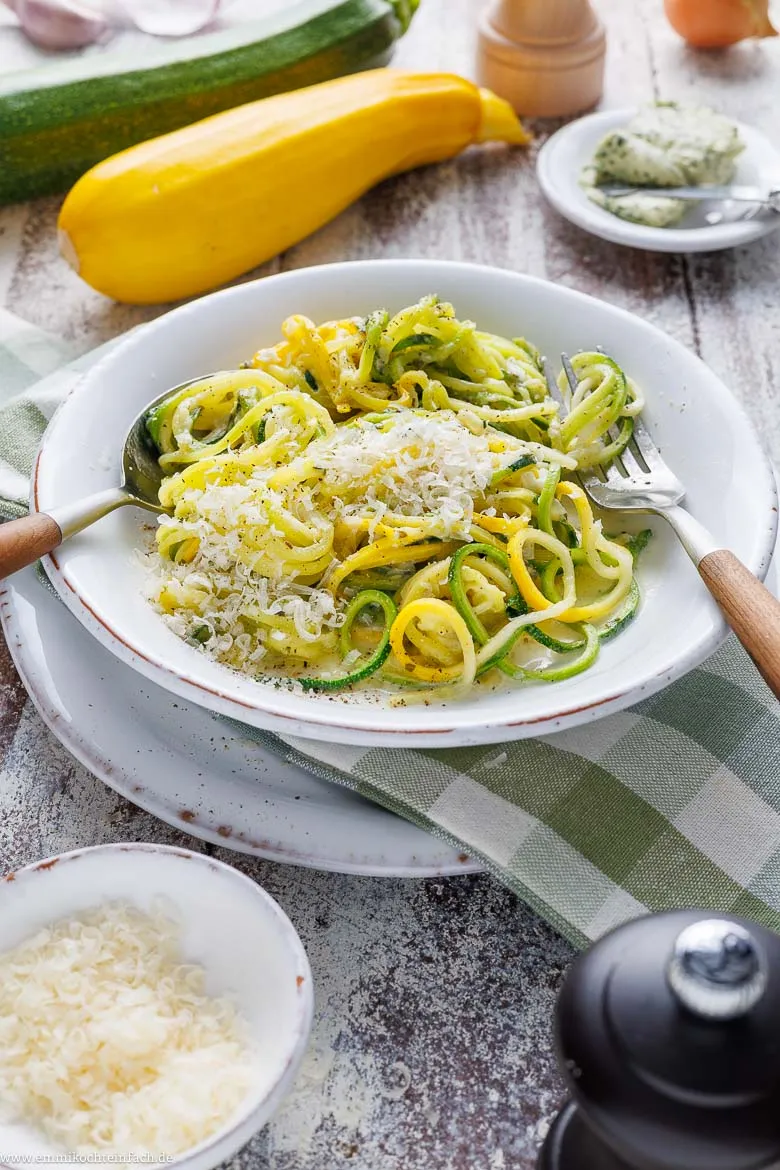 Bunte Zucchini-Nudeln im Teller