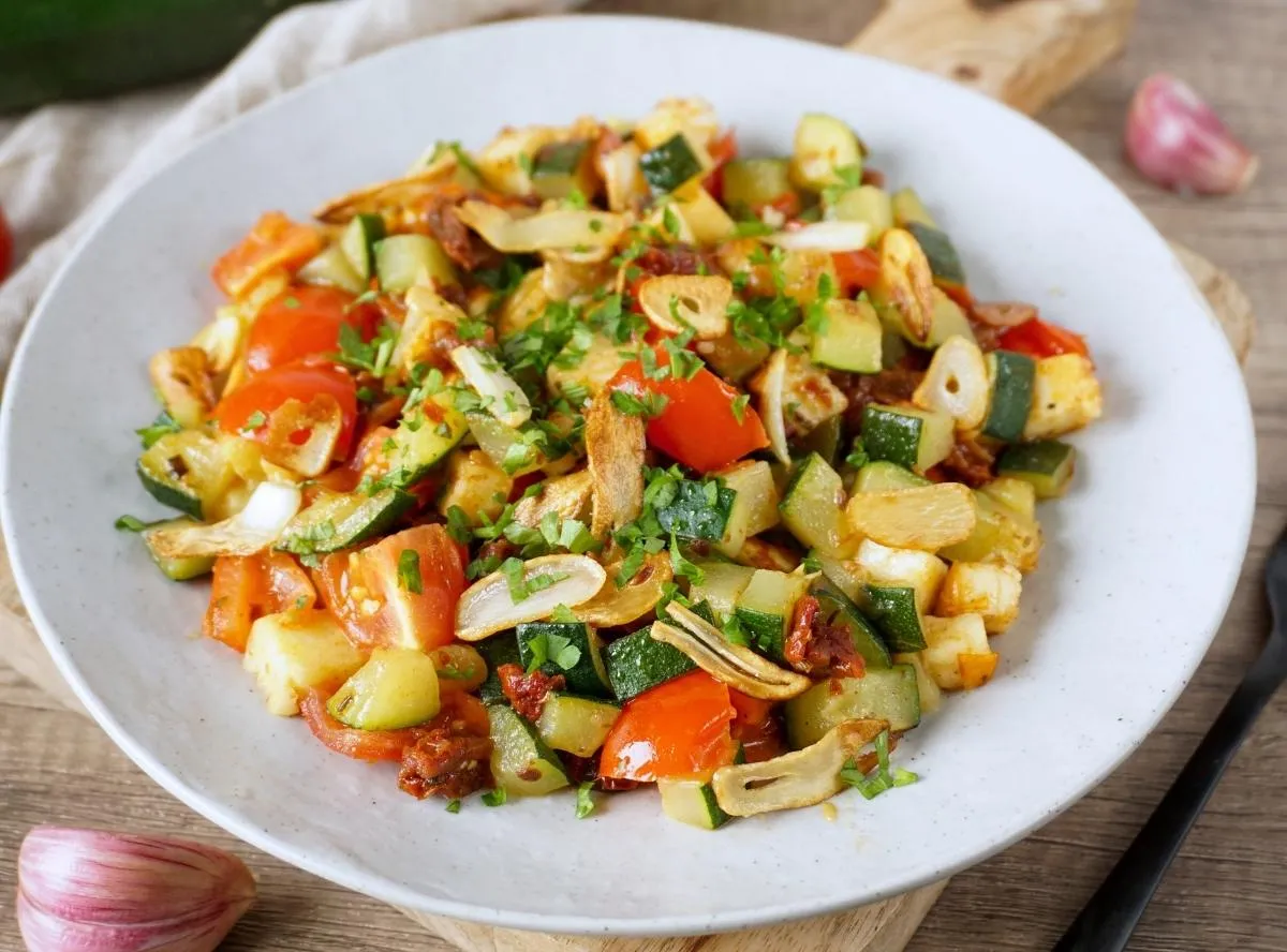 Bunte Zucchinipfanne mit frischen Kräutern