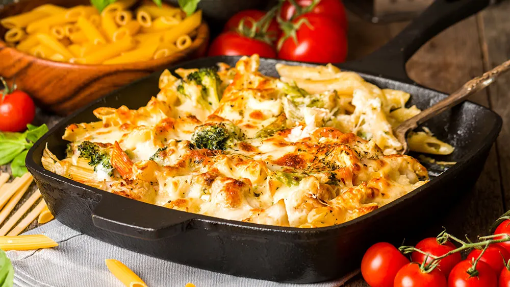 Bunter Brokkoli-Nudel-Auflauf mit Blumenkohl und Käse, ein schnelles Familiengericht