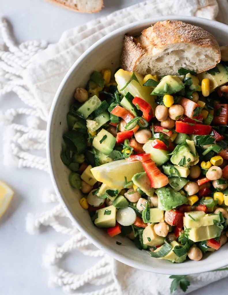 Bunter Kichererbsensalat mit frischen Kräutern und knackigem Gemüse
