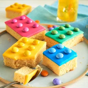 Bunter Lego Fanta Kuchen für Kindergeburtstage