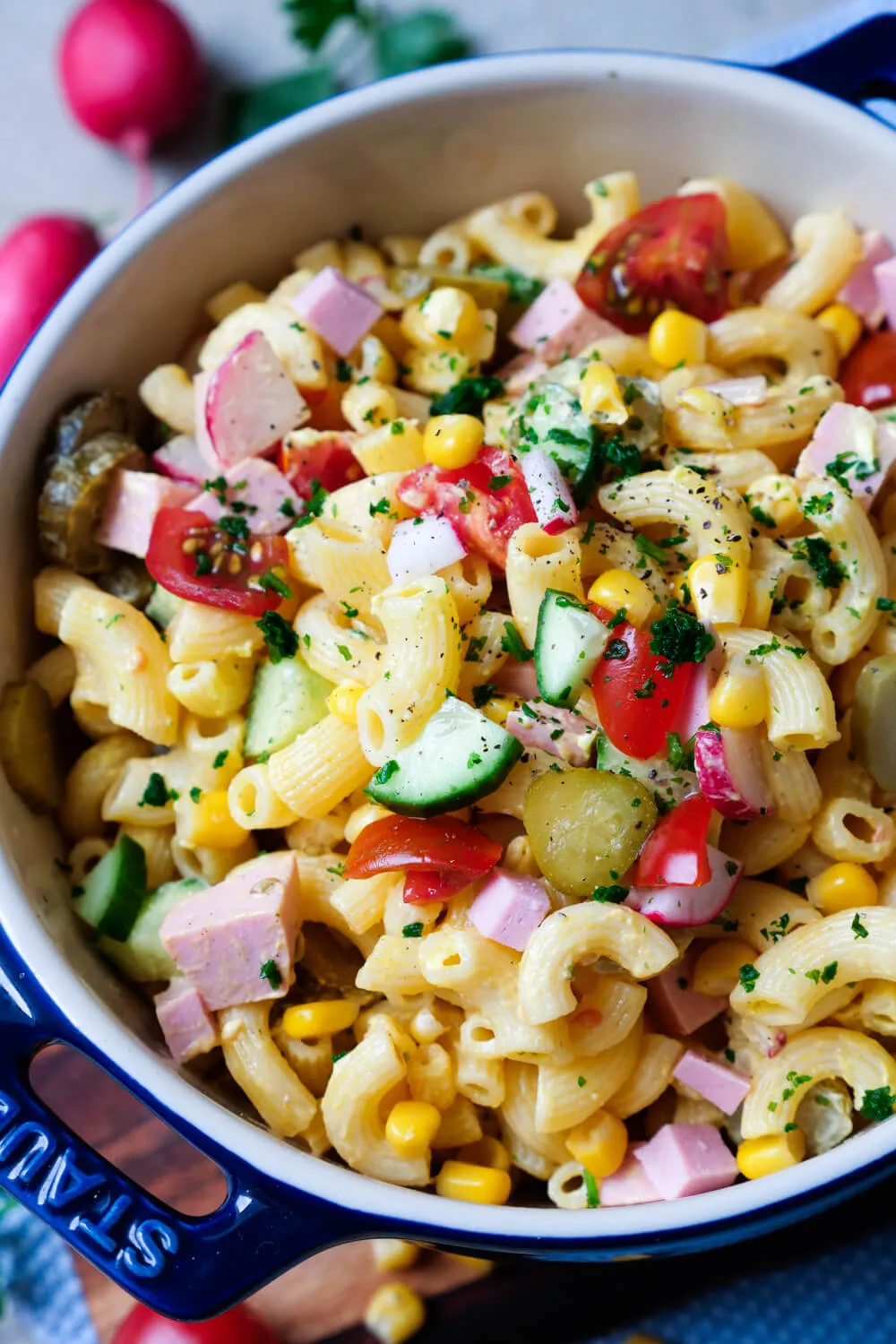 Bunter Nudelsalat für Kinder mit Fleischwurst, Gurke, Mais und Tomaten, ideal für unterwegs