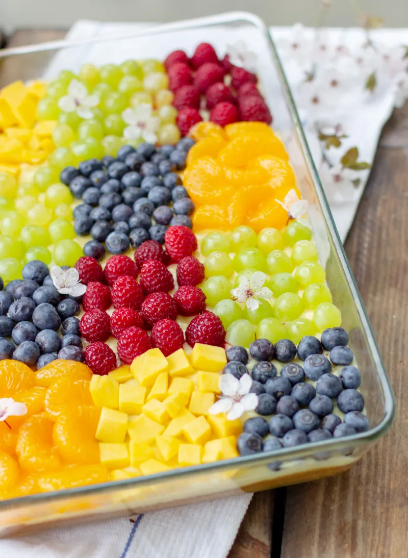 Bunter Patchwork-Puddingkuchen mit vielfältigen Früchten als Geburtstagskuchen