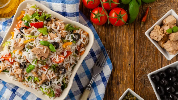 Bunter Reissalat mit Thunfisch und frischem Gemüse