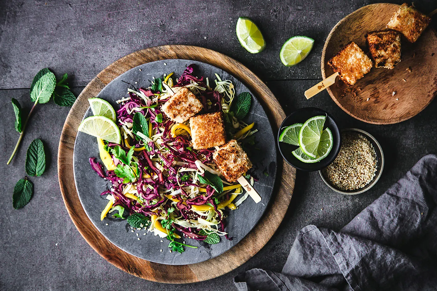 Bunter Rotkohlsalat mit Mango und in Kokosflocken gewälztem Tofu