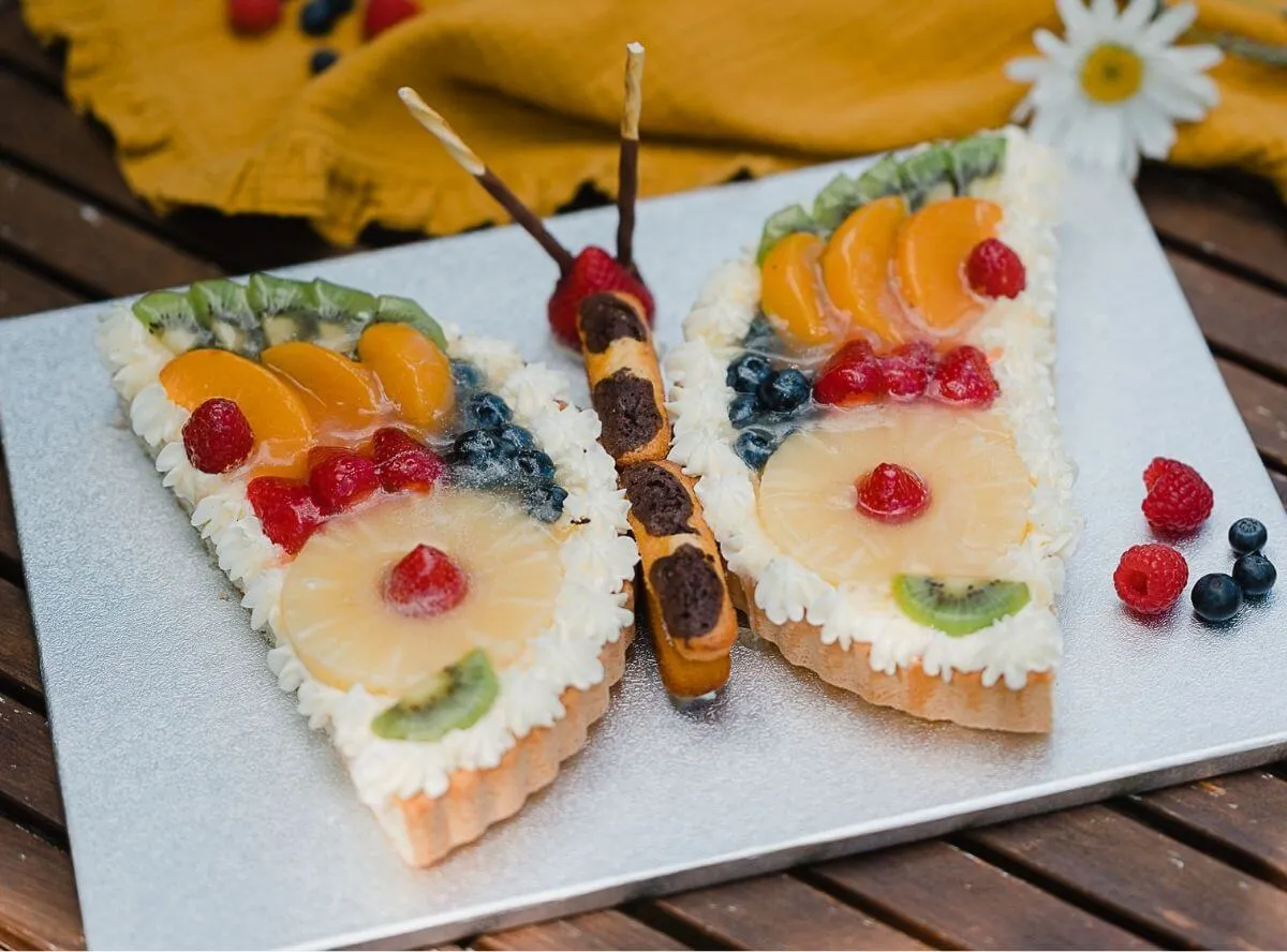 Bunter Schmetterlingskuchen mit frischem Obst, ideal für den 4. Geburtstag