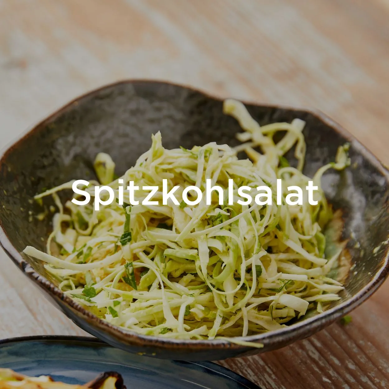 Bunter Spitzkohlsalat, fein geschnitten mit einem Küchengerät, für ein gesundes Rezept
