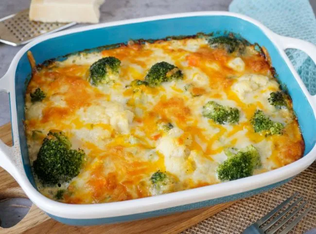 Bunter vegetarischer Gemüseauflauf mit einer knusprigen Käsekruste