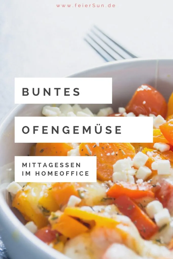 Buntes Ofengemüse mit frischen Paprika, Zucchini, Tomaten und Kräutern, angerichtet in einer Auflaufform, bereit für ein gesundes mittagessen gemüse rezepte.