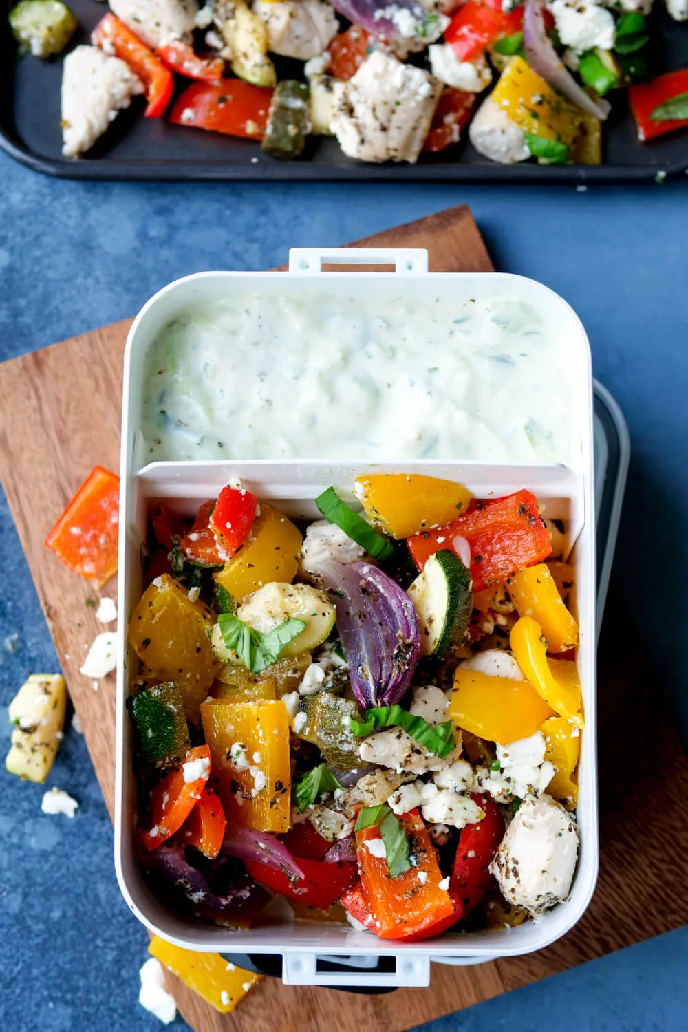 Buntes Ofengemüse mit Hähnchen in einer Meal-Prep-Box, ideal für die Essensplanung der ganzen Woche.